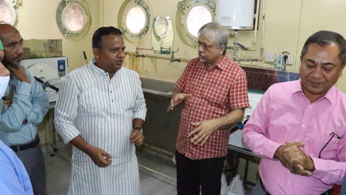সুবিধাবঞ্চিত মানুষের স্বাস্থ্যসেবায় ‘জীবন তরী’ ভাসমান হাসপাতাল ও বৃত্তাকার ওয়াটারবাসের মডেল পরিদর্শনে নৌপরিবহন প্রতিমন্ত্রী