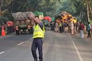 নাটোরে বাস-বালুবোঝাই ট্রাকের সংঘর্ষ নিহত -১০